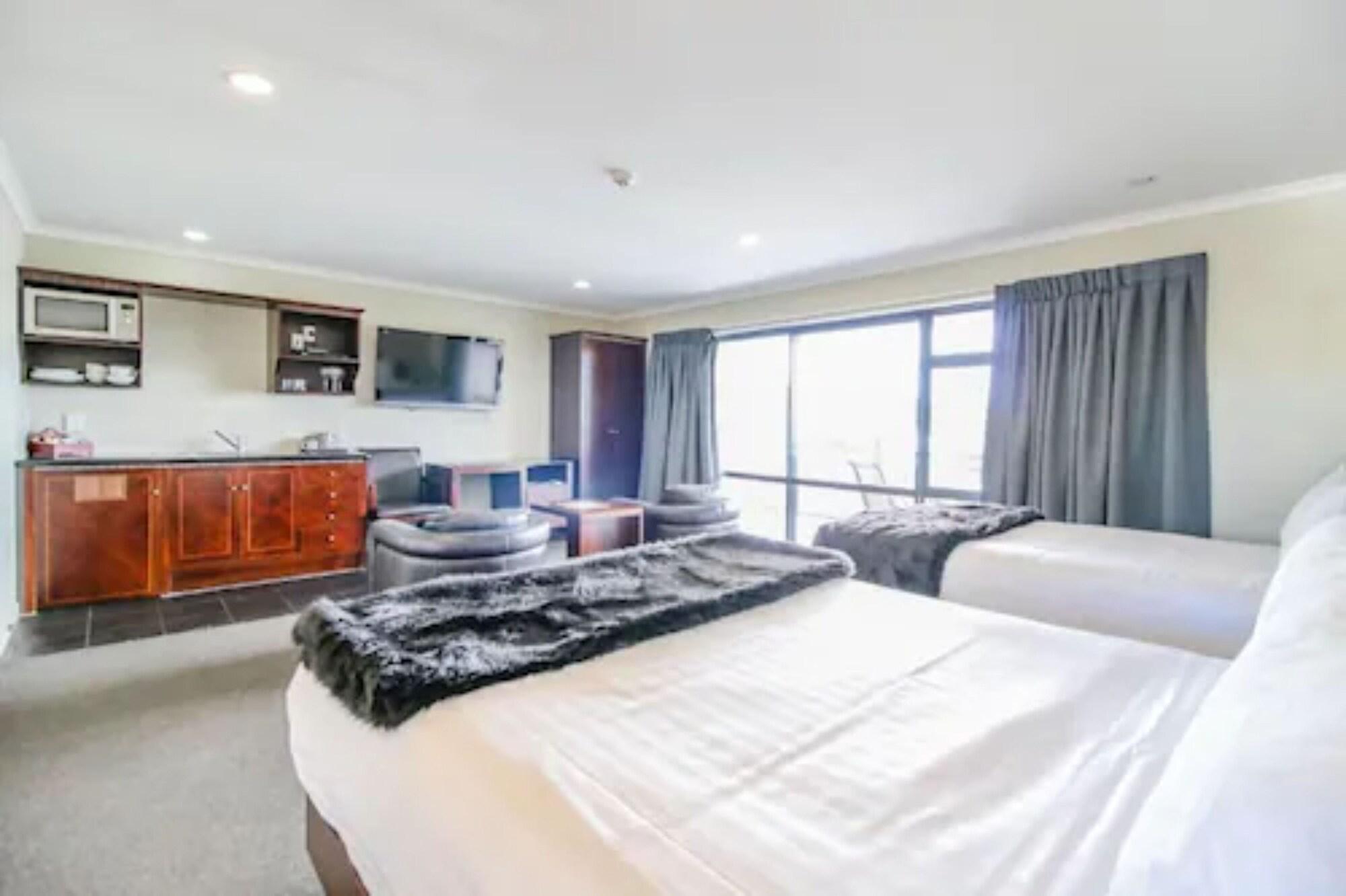 Aotea Motor Lodge Уангануй Екстериор снимка A typical studio apartment