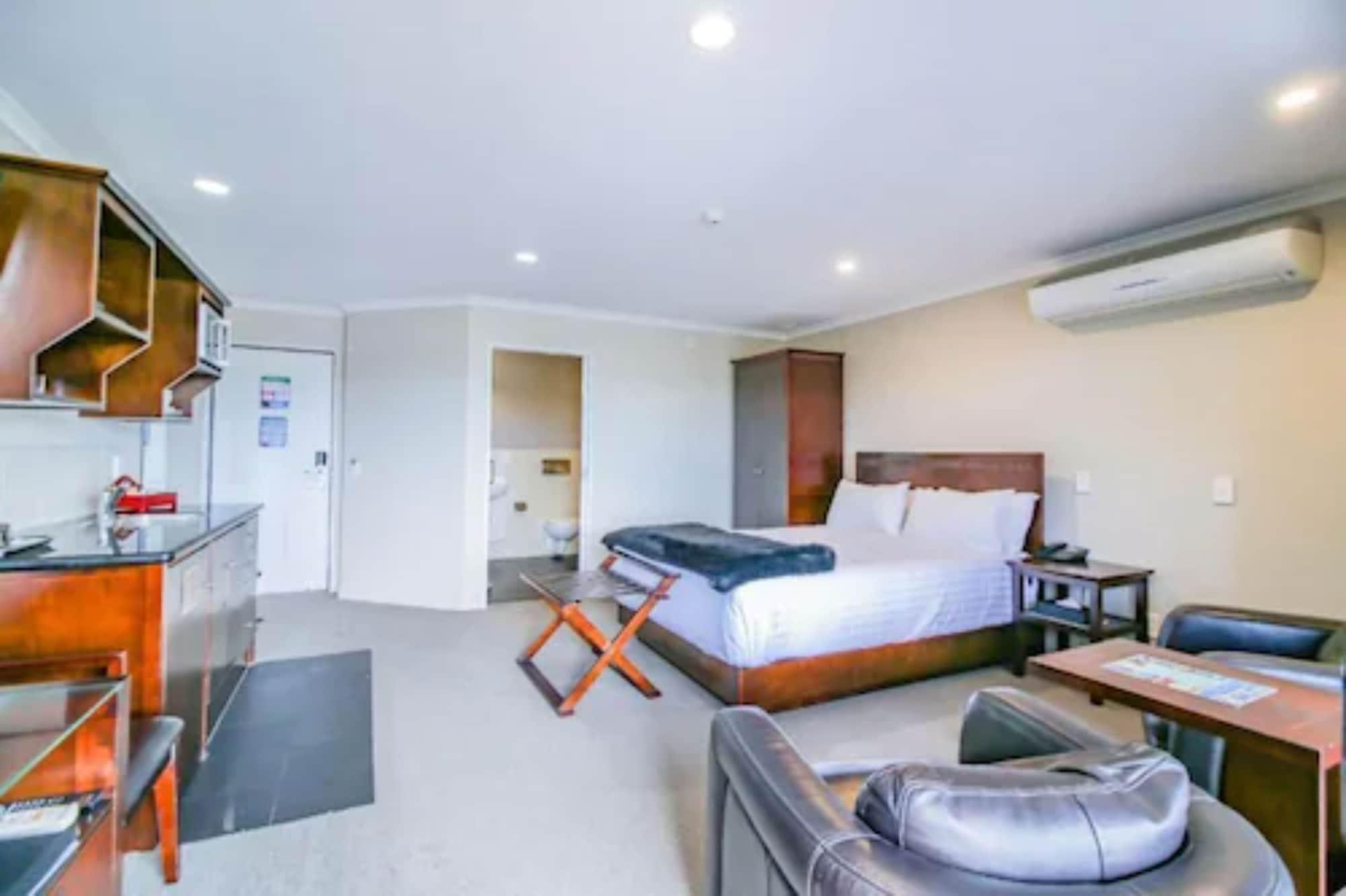 Aotea Motor Lodge Уангануй Екстериор снимка A typical studio apartment
