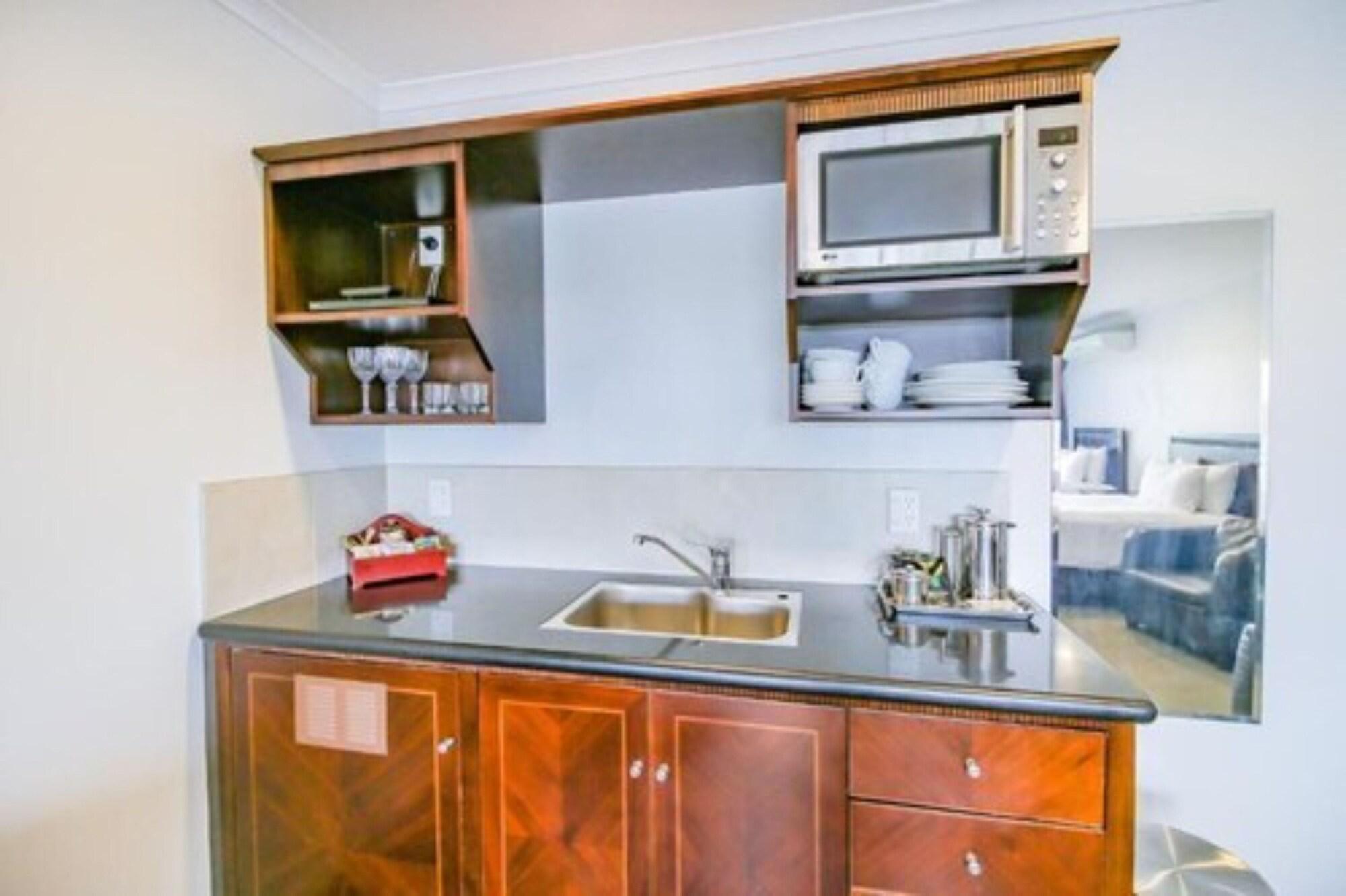 Aotea Motor Lodge Уангануй Екстериор снимка A kitchenette in a hotel room