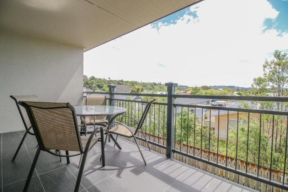 Aotea Motor Lodge Уангануй Екстериор снимка A balcony