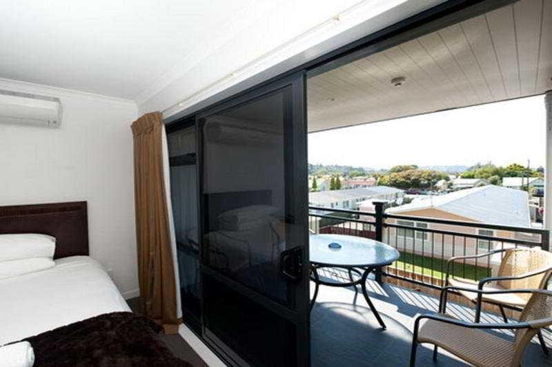 Aotea Motor Lodge Уангануй Екстериор снимка A sliding door