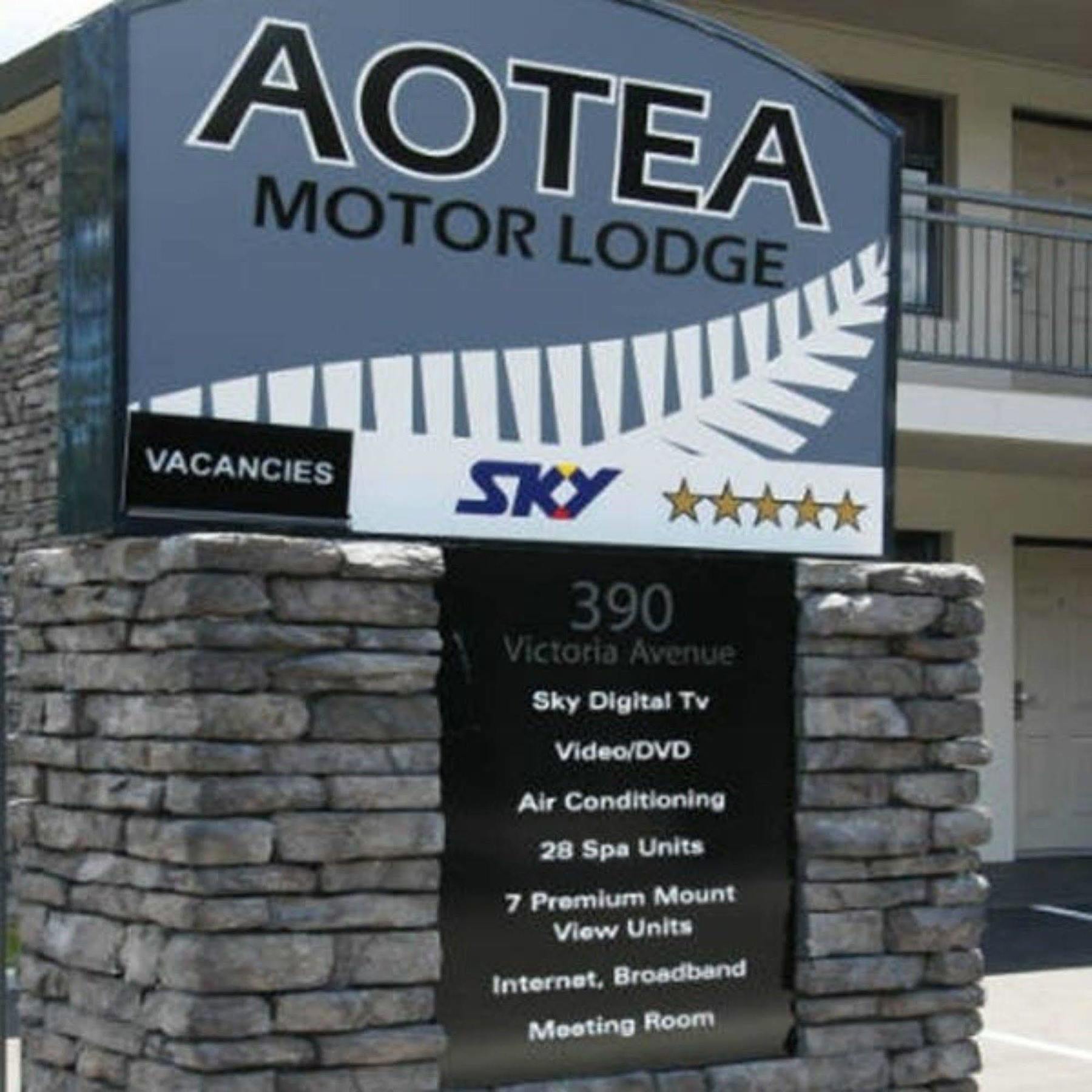 Aotea Motor Lodge Уангануй Екстериор снимка Sky logo on a motel
