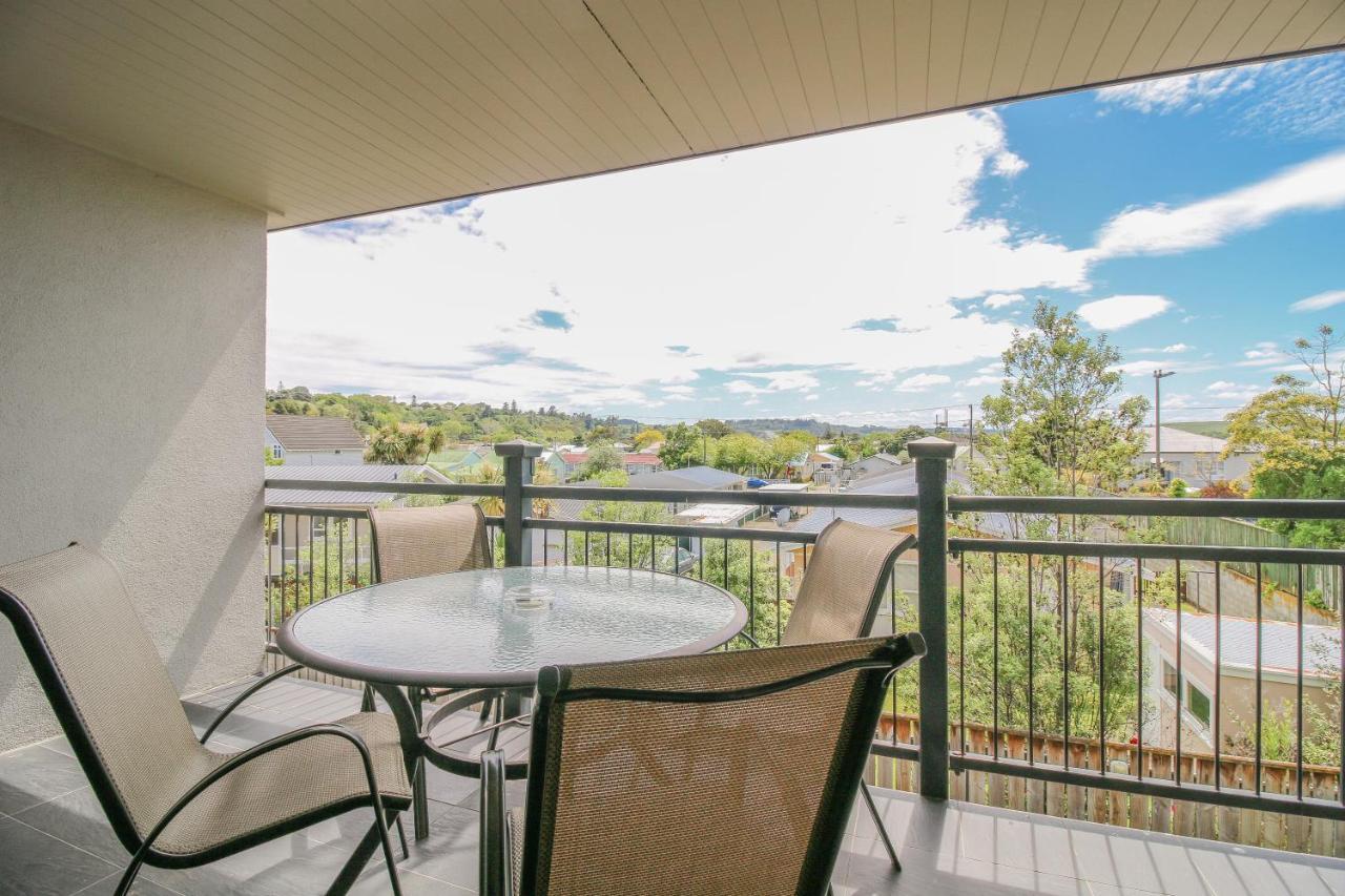 Aotea Motor Lodge Уангануй Екстериор снимка A balcony