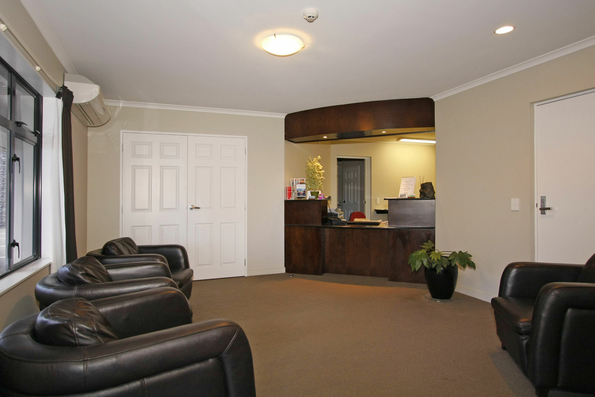 Aotea Motor Lodge Уангануй Екстериор снимка The reception area of a dental practice